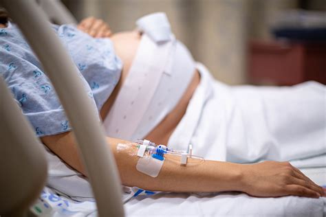 Cesarskie cięcie krok po kroku. Ile trwa cesarka? Ile dni leży się po