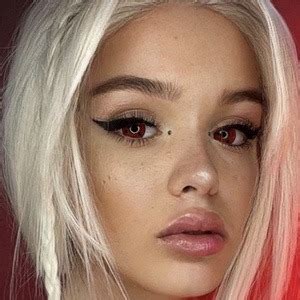 Katryn Depp - Age, Family, Bio | Famous Birthdays