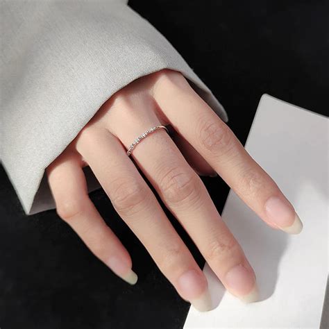 Tổng hợp 6 con gái đeo nhẫn ngón giữa tay phải hay nhất - SESOMR