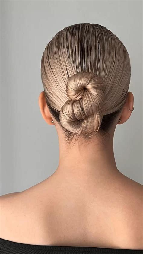 Гладкий пучок ♾ | Hair beauty, Hair styles, Monochrome makeup