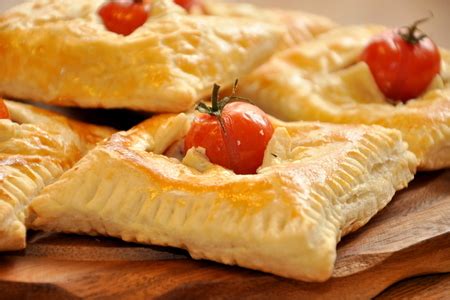 Пирожки из слоеного теста с курицей, фетой и оливками - пошаговый ...