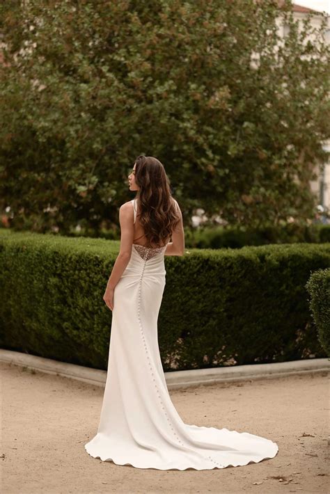 Keyhole Back vs. Open Back Wedding Dresses - Pretty Happy Love