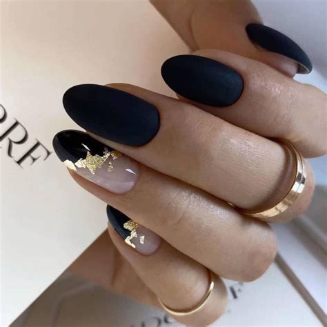 Шикарный матовый чёрный в сочетании с нюдом и золотом! | Stylish nails ...