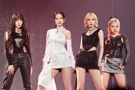 aespa    pop girl group   chart  album  billboard
