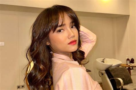 dipuji fotogenik potret fuji berkebaya putih banjir perhatian netizen