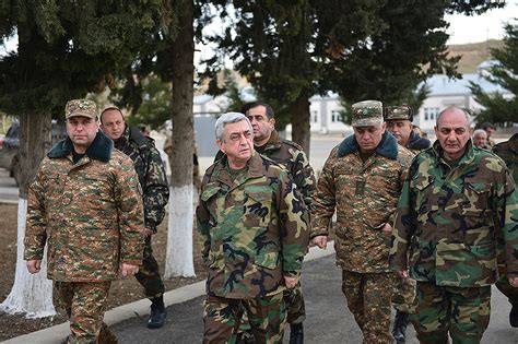Президент Армении принял участие в церемонии передачи новых квартир для ...