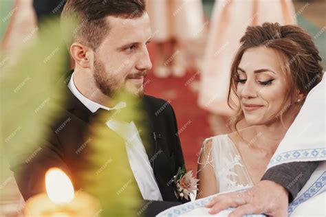 Isabelle Noiva Padre - Noiva e noivo fazendo juramentos e padre segurando suas mãos na bíblia ...