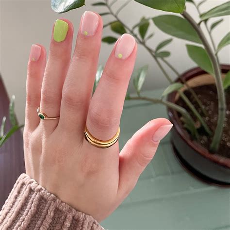 Minimal nail art : r/RedditLaqueristas