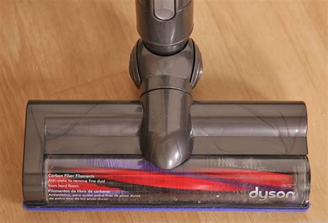 The sleek, trigger-powered Dyson v6 (pictures) - CNET