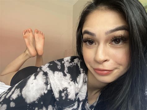 You know you want to worship my feet. | Scrolller