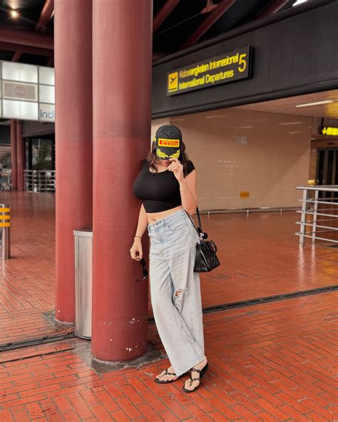 Adriana | Have a lovely day, you💛 | Instagram