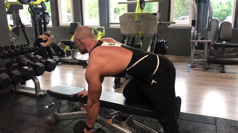 Гребане с дъмбел (Dumbbell Row) - YouTube