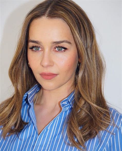 Emilia Clarke Fotoshooting Emilia Clarke For Big Issue Magazine June