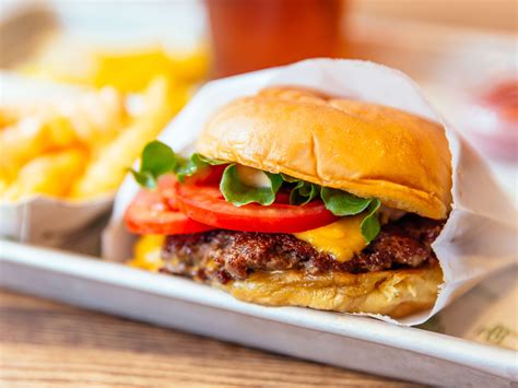 16 Healthiest Fast Food Burgers, According to Dietitians - Parade