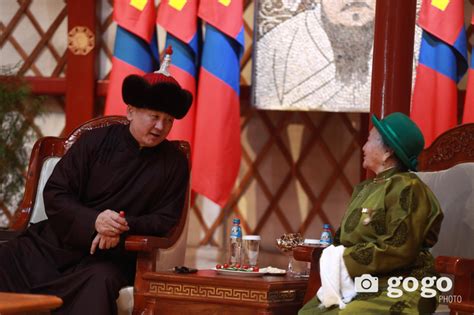ФОТО: Ерөнхийлөгч, УИХ-ын дарга, Ерөнхий сайд нар ахмад настнуудыг ...