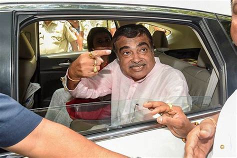 lok sabha election nitin gadkari faints  rally  maharashtra