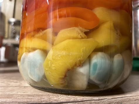 Why does my fresh garlic turn blue ? : r/fermentation