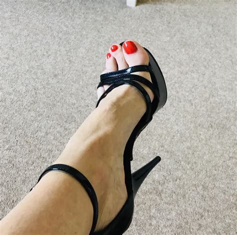 When you dig your old shoes out...💋 : r/feetpics