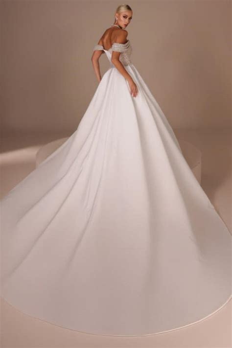 Satin Wedding Dresses Luxe Bridal Gowns for Timeless Celebrations-Bridelily