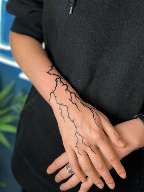 Татуировка молнии на руке | Hand tattoos for guys, Lightening tattoo ...