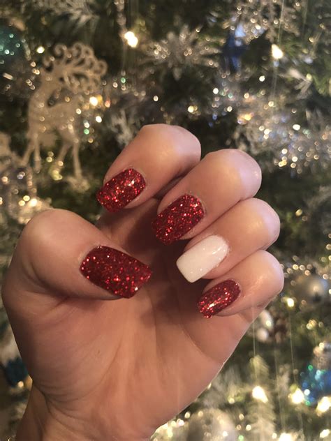 Festive Design Ideas For Cute Christmas Dip Nails That Will Make Your Holiday Season Look Truly Bright 9