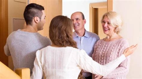 Bawa Oleh-oleh, 5 Tips Ketemu Calon Mertua Pertama Kali