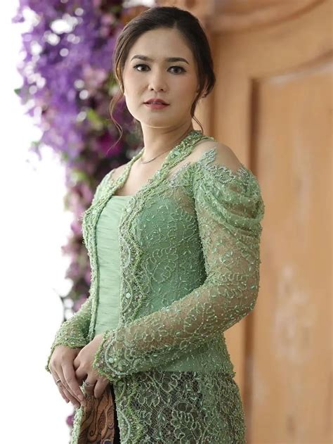 inspirasi model lengan kebaya  unik  berbeda  selvi ananda