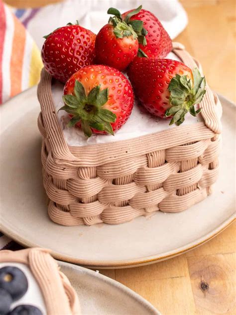 These Berry Fruit Basket Cakes Are the Sweetest Summer Treat