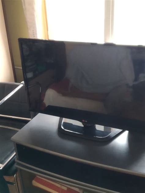 LG televizor 82 cm