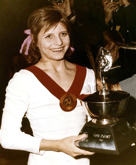 OS-gymnasten Olga Korbut säljer guldmedaljerna – räddar henne från svält