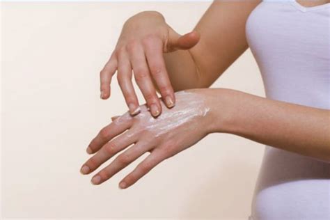 Right Way To Use Calamine Lotion On Skin - Ingredients, Benefits & Side ...