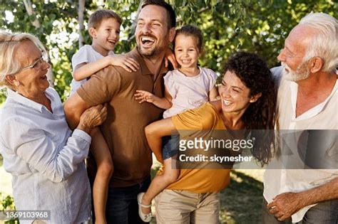 Fröhliche Großfamilie Mit Spaß In Der Natur Stock-Foto - Getty Images