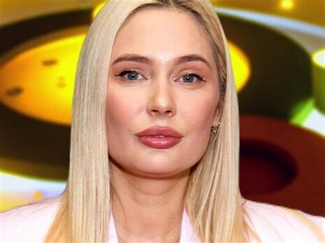 Рудова вывалила шарообразную грудь из крохотного лифа на радость ...