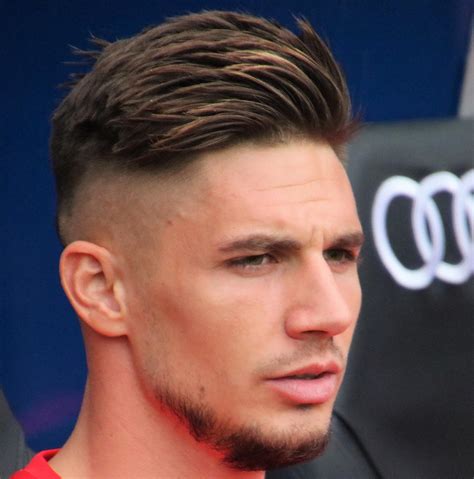 These short hairstyles for guys can hide a receding hairline 4