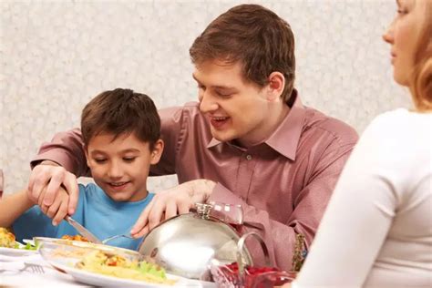 Knigge für den Alltag: Esskultur und Tischmanieren beachten