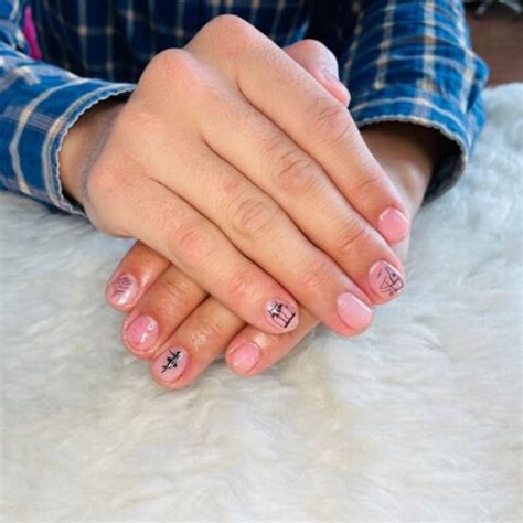 Diseños de uñas para hombres - Uñas pintadas
