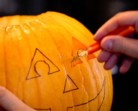 How to carve a pumpkin: step-by-step tips for Halloween season ...