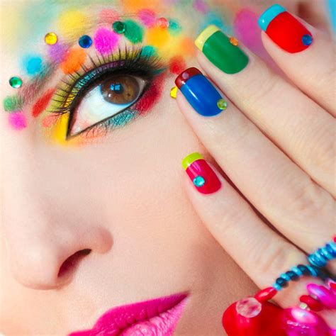 Kolorowy french manicure - czy jest modny - KobietaMag.pl