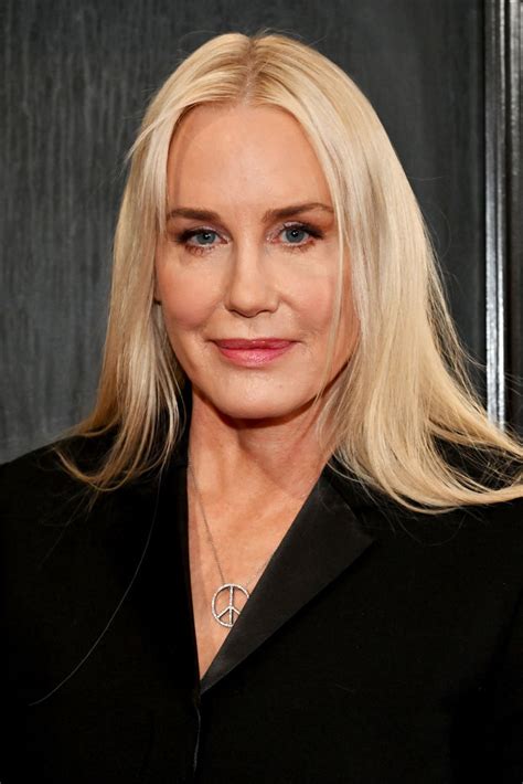 Grammy 2023: Daryl Hannah faz rara aparição no red carpet