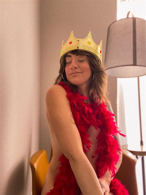 The Queen of “controversial” convos... - Arielle Scarcella | Facebook