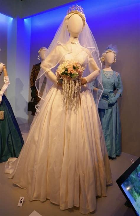 Vanessa Kirby The Crown Princess Margaret wedding gown | Princess ...
