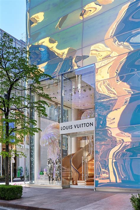 Louis Vuitton Ginza Namiki Store's is a Shimmering Sea-Inspired Façade