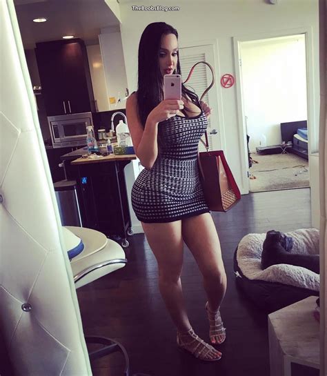 Busty bimbo Amy Anderssen selfies - THE BOOBS BLOG 👀
