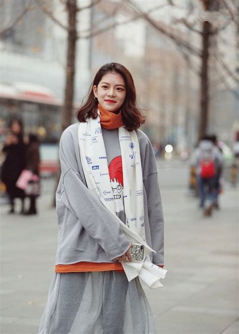 街拍：两位极品少妇身姿优雅，紧身裤包裹出极品美臀，很是吸睛！