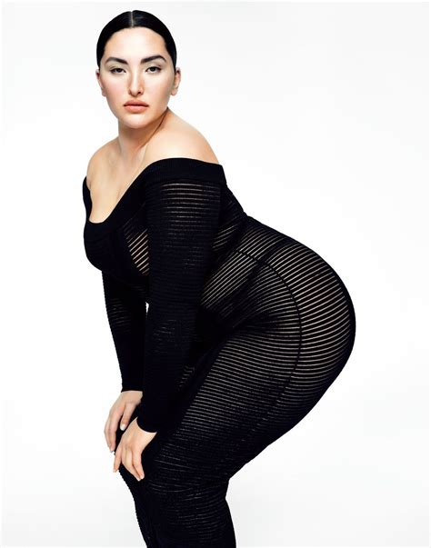 登上《VOGUE》日本版封面的亞裔大尺碼模特Yumi Nu！10個問題幫你更了解她。 | Vogue Taiwan