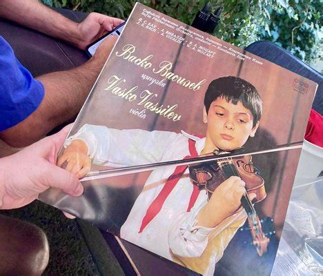 Васко Василев откри малкия Васко Василев в антиквариат - на корица на ...