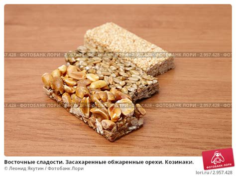 Восточные сладости. Засахаренные обжаренные орехи. Козинаки. Стоковое ...