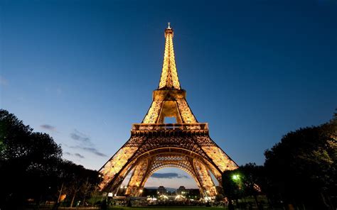 HD Eiffel Tower Wallpaper Free Download