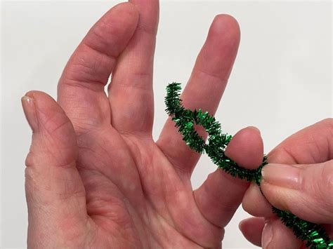 6 Easy-to-Make Pipe Cleaner Christmas Ornaments - Simple Craft Project ...