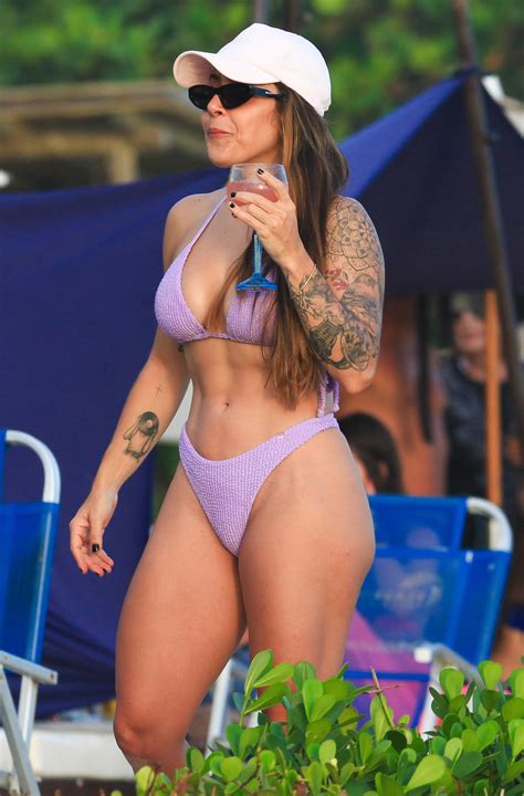 Lauana Prado é tietada por fã na praia da Barra da Tijuca, no Rio | Gshow